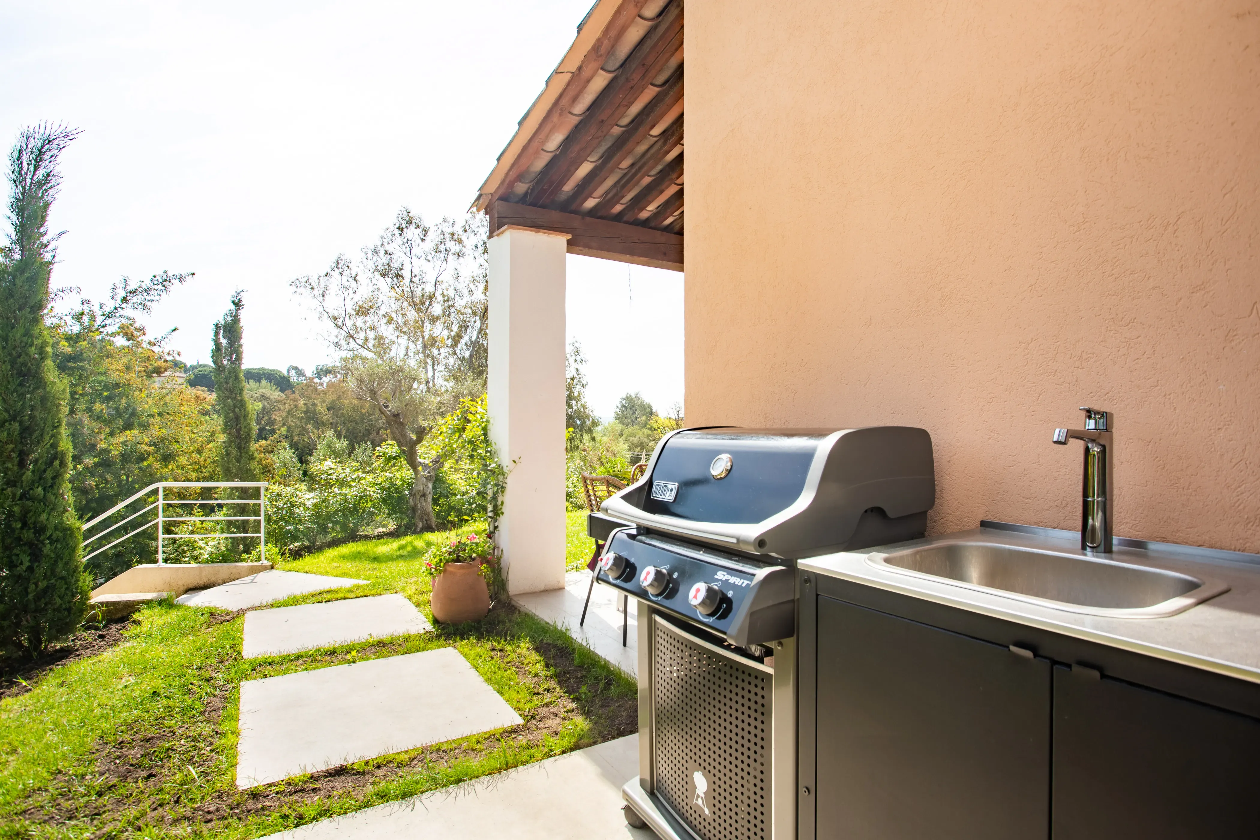 Barbecue aménagé sous les pins