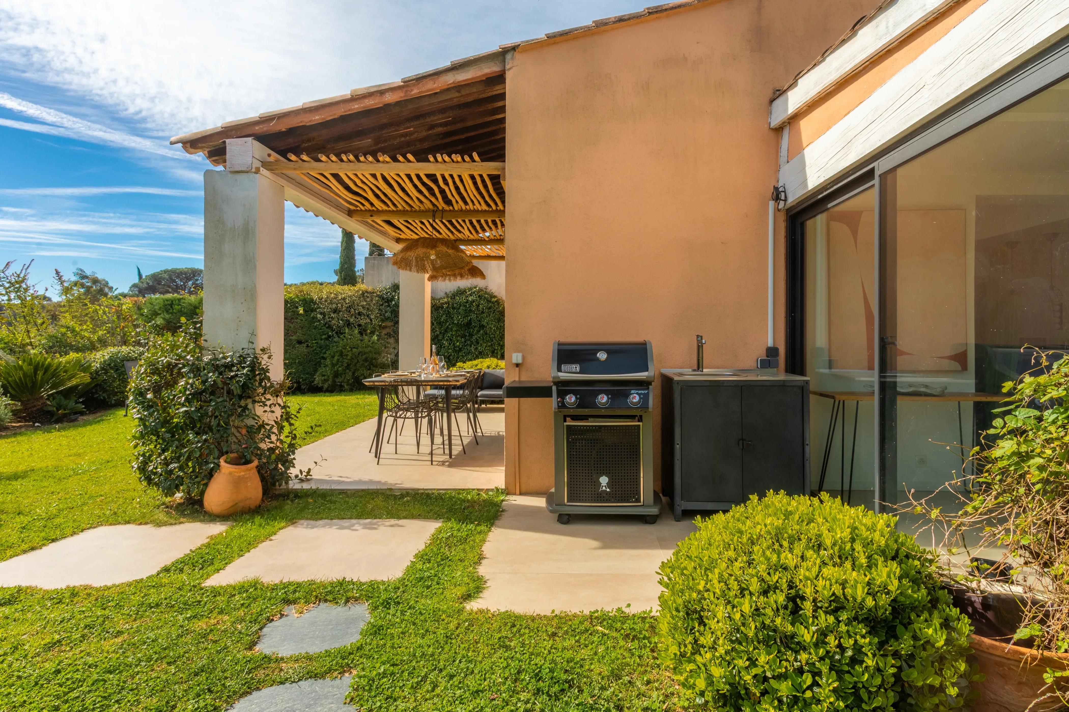Barbecue aménagé sous les pins