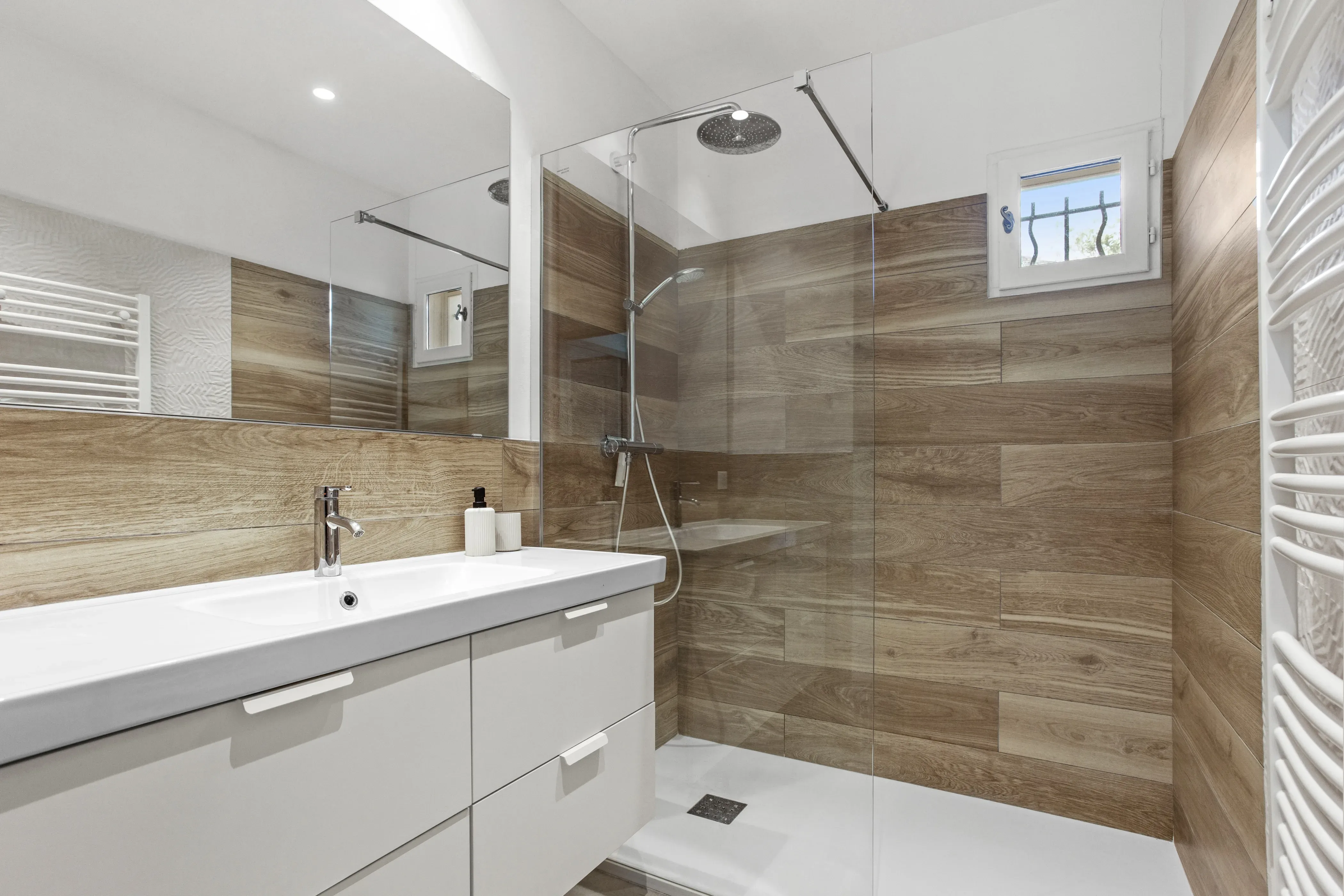 Salle de bain moderne avec douche a l'italienne