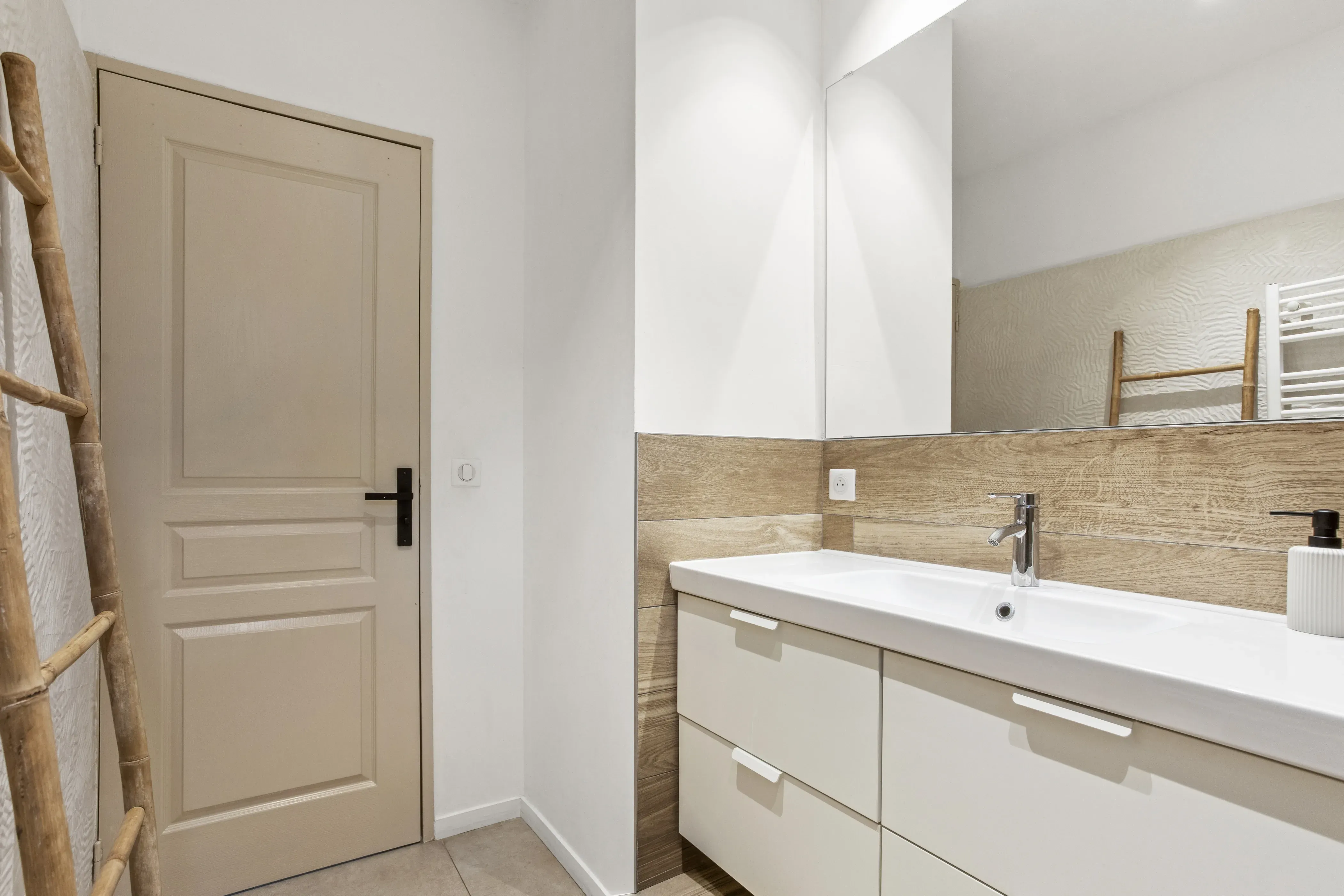 Salle de bain avec vasque et finitions soignées