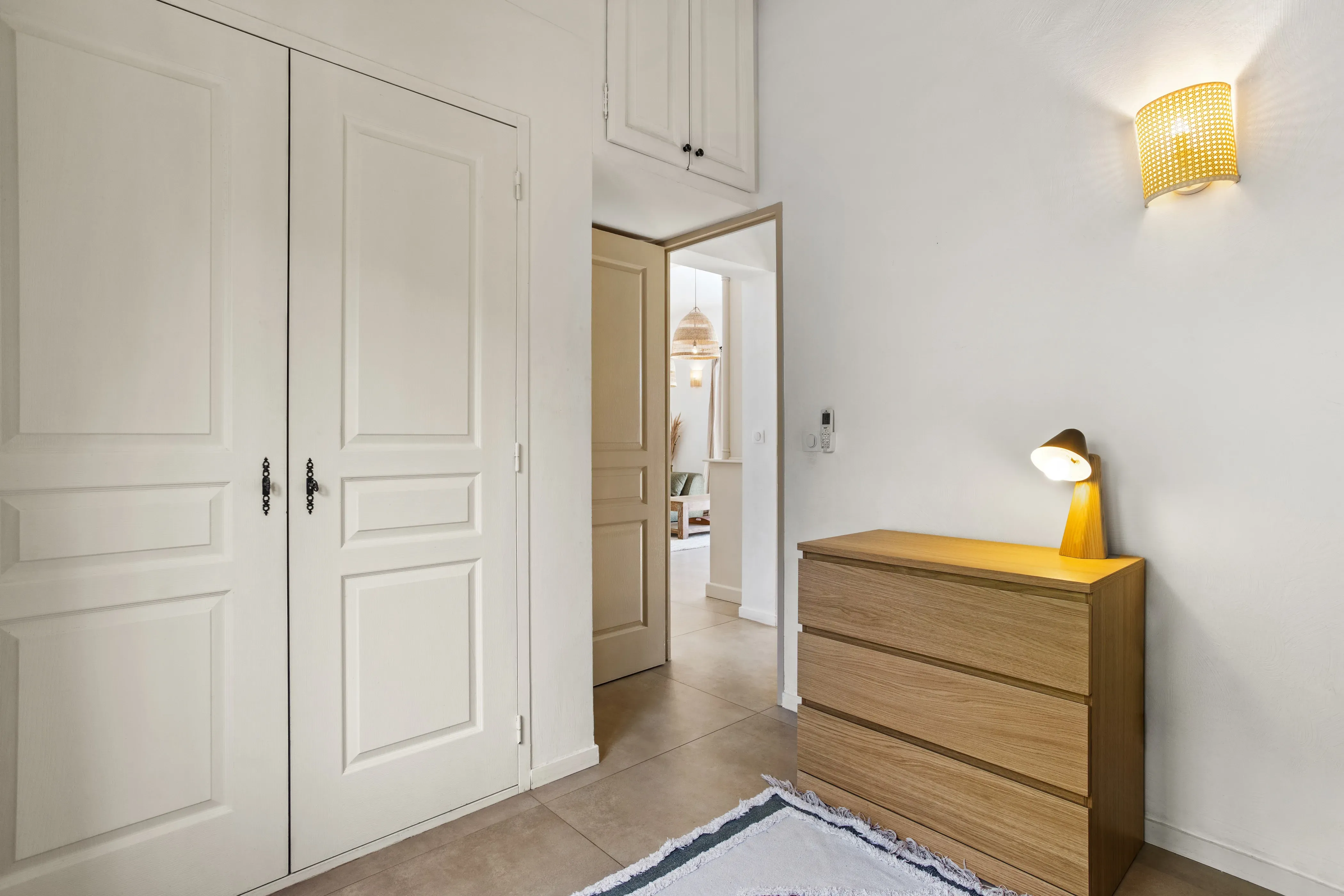 Chambre enfants avec lit superposé et décoration soignée