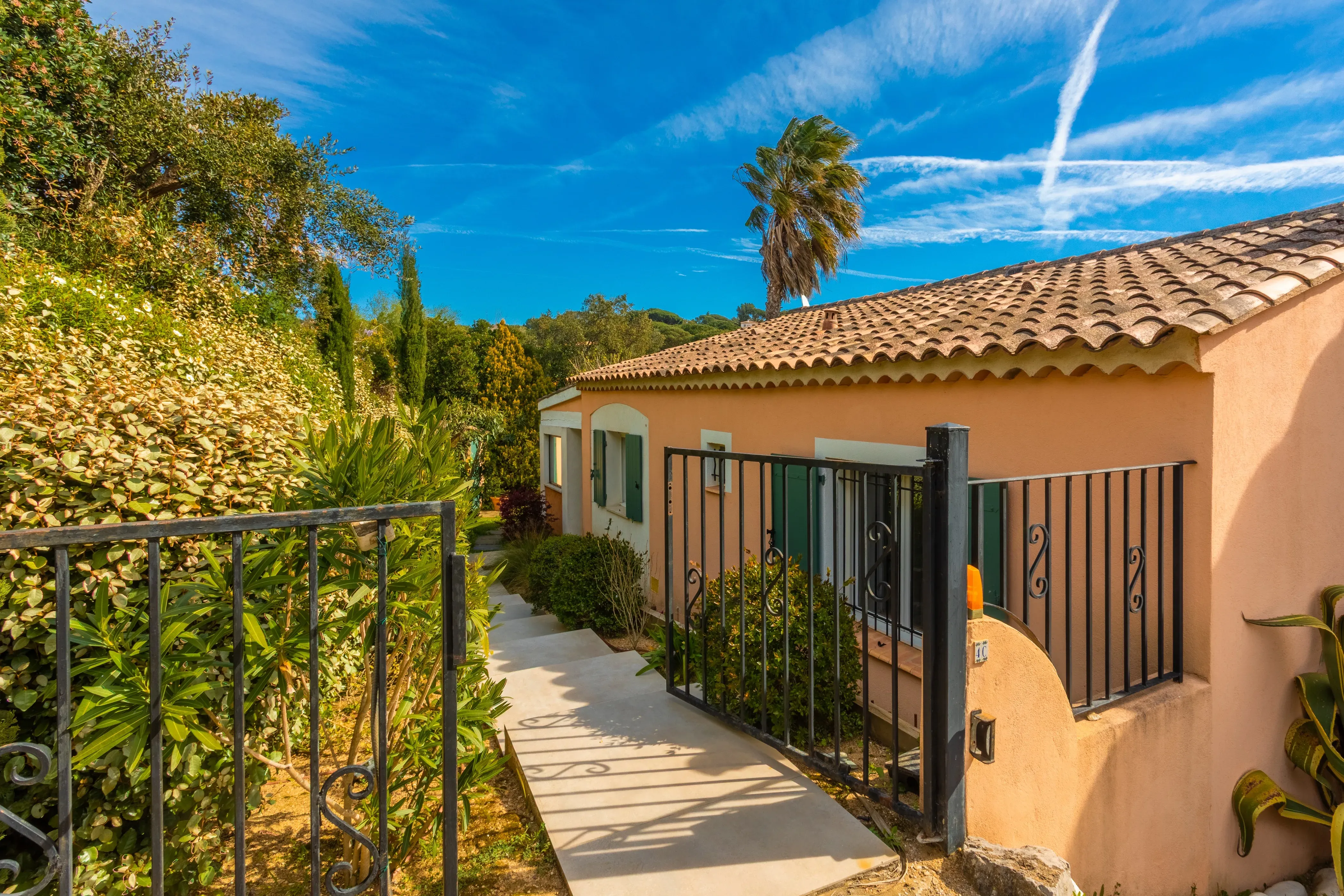 Perspective sur le jardin et les terrasses