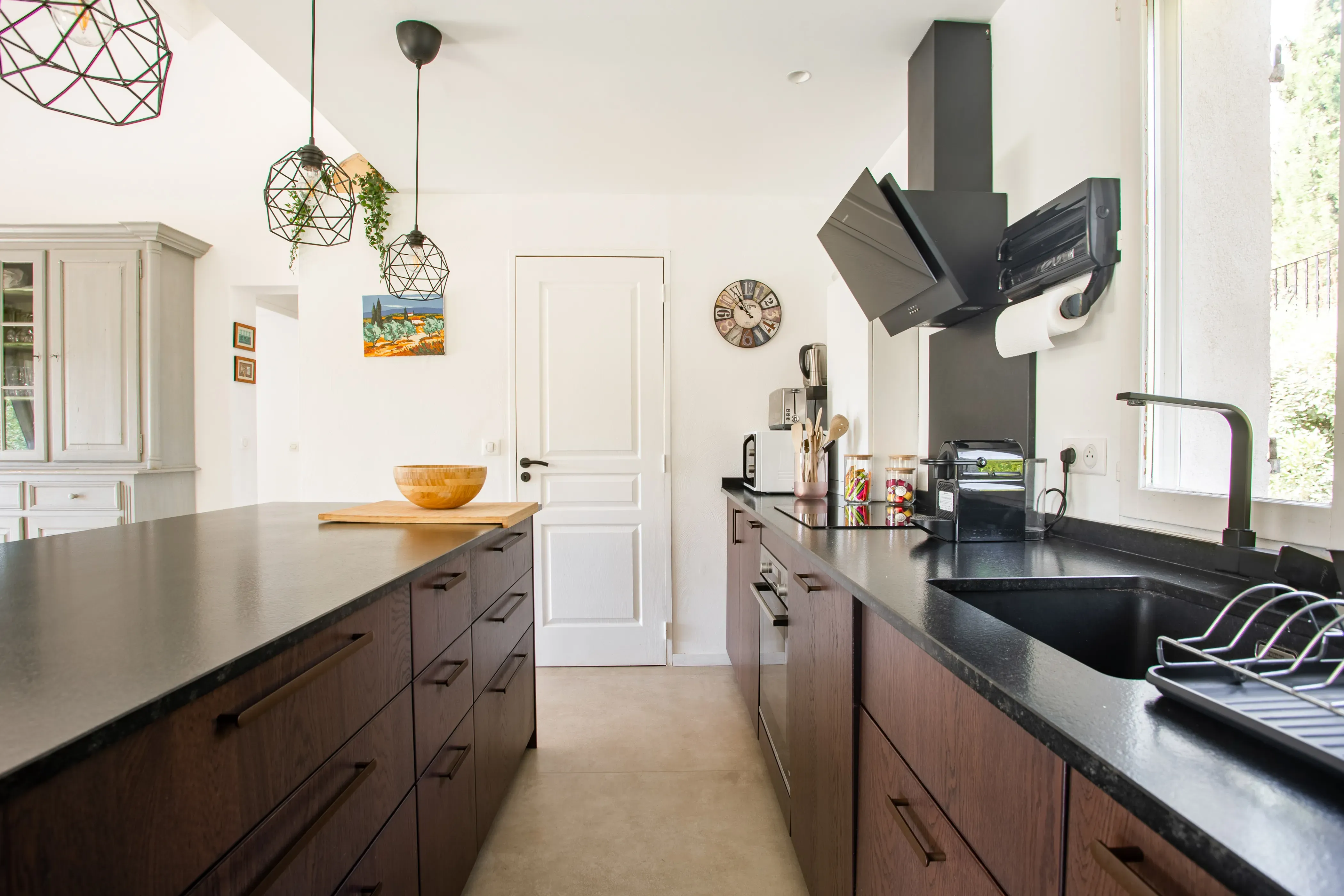 Espace repas attenant à la cuisine