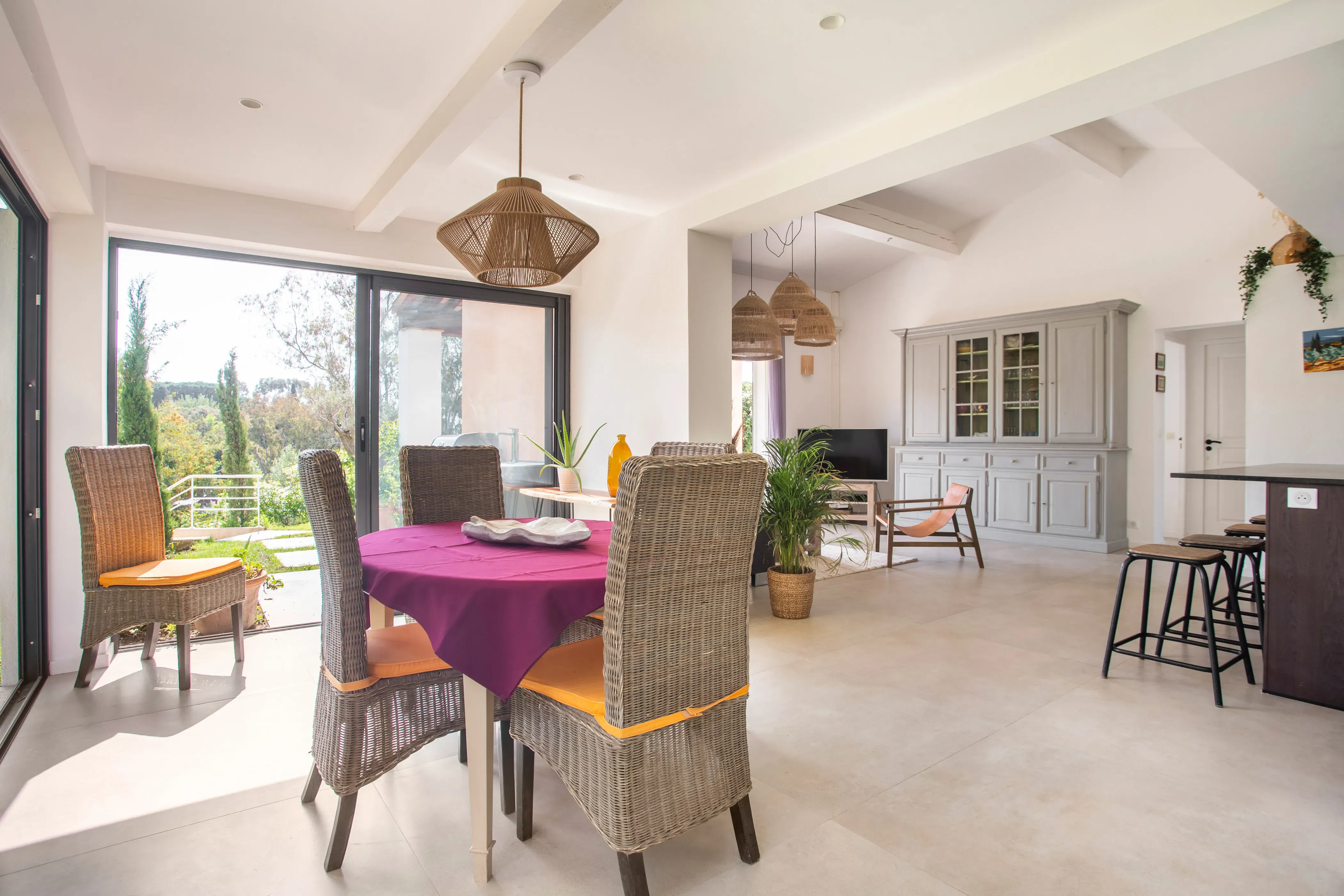 Salon avec grande bibliothèque