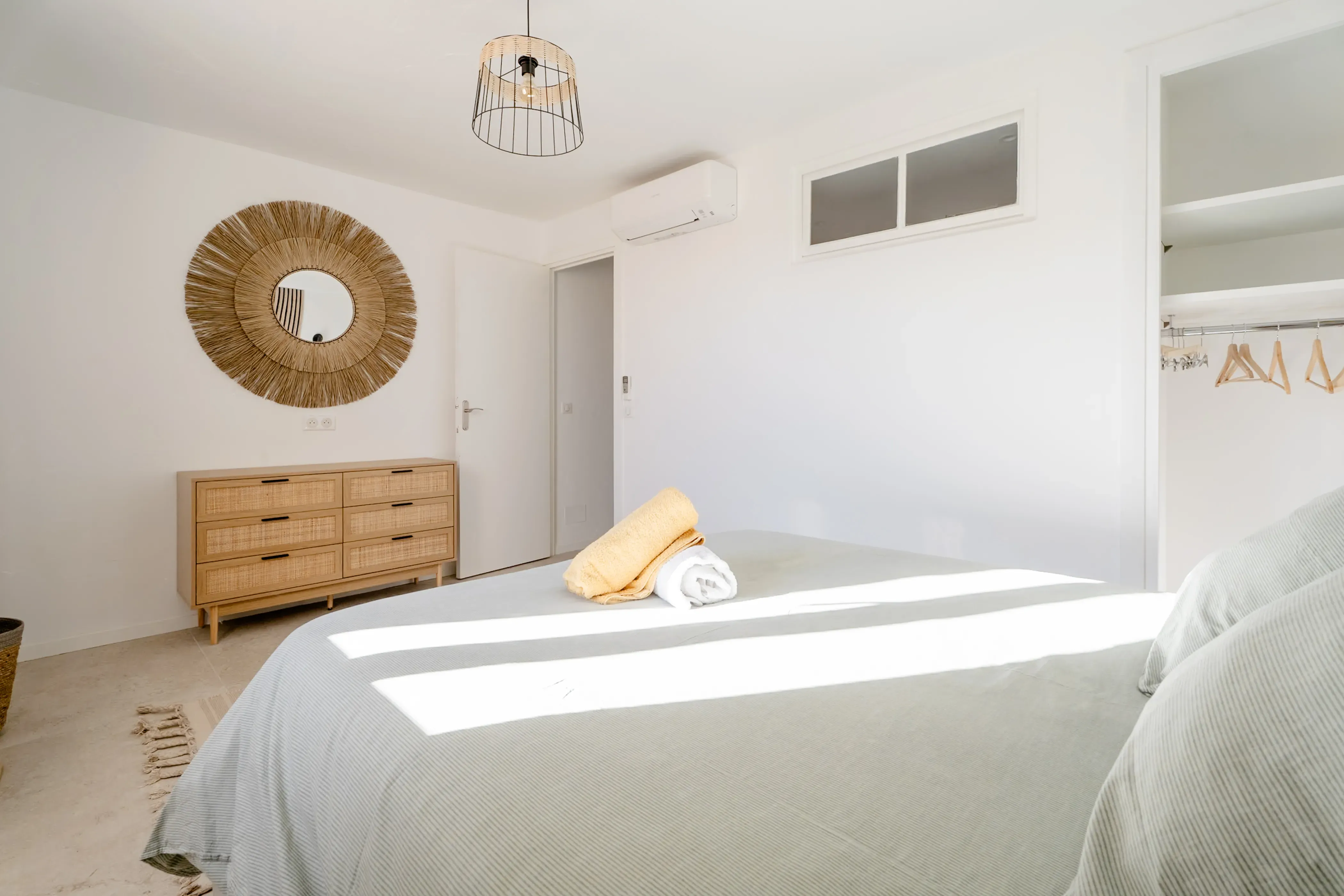Lichtdurchflutetes Schlafzimmer von Casa Oliva