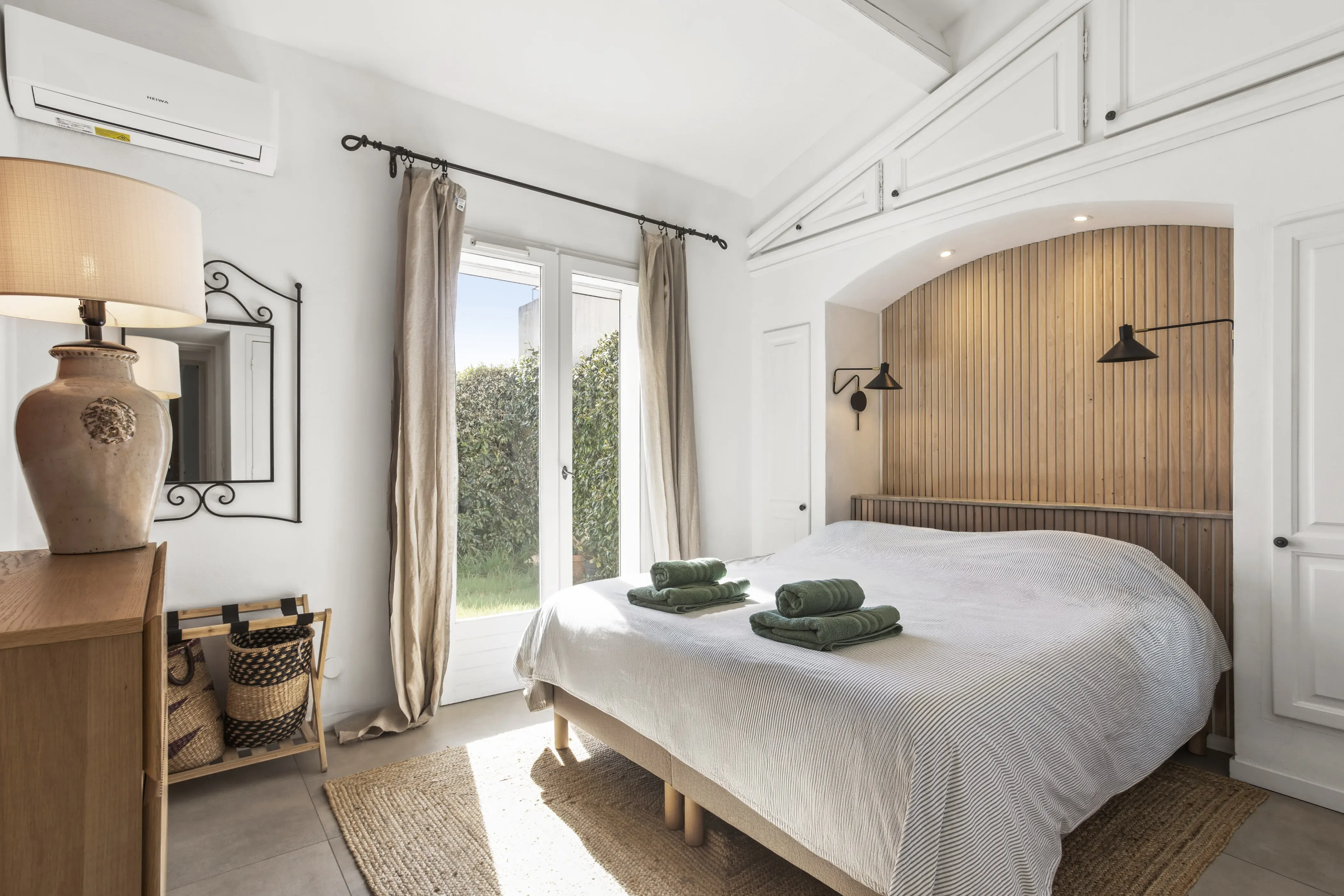 Chambre parentale avec vue sur le jardin
