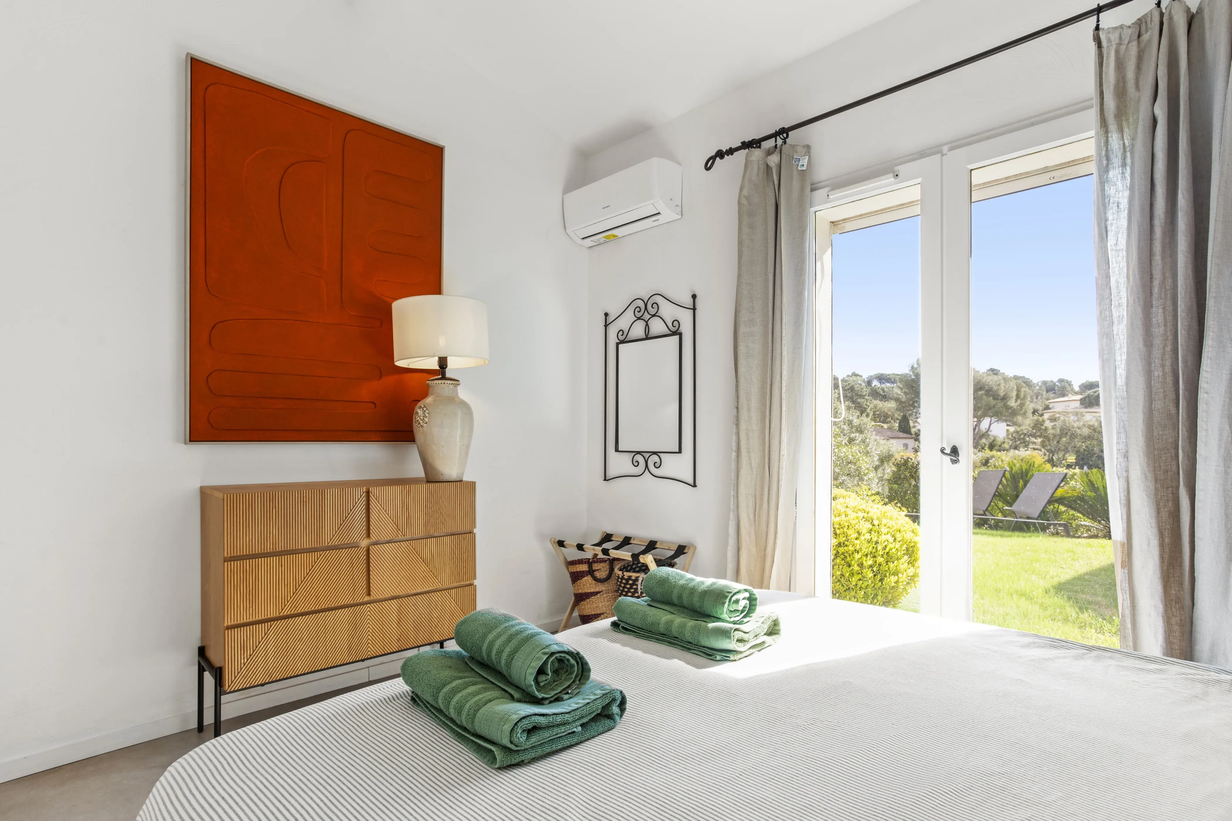 Chambre parentale avec rangements et vue apaisante