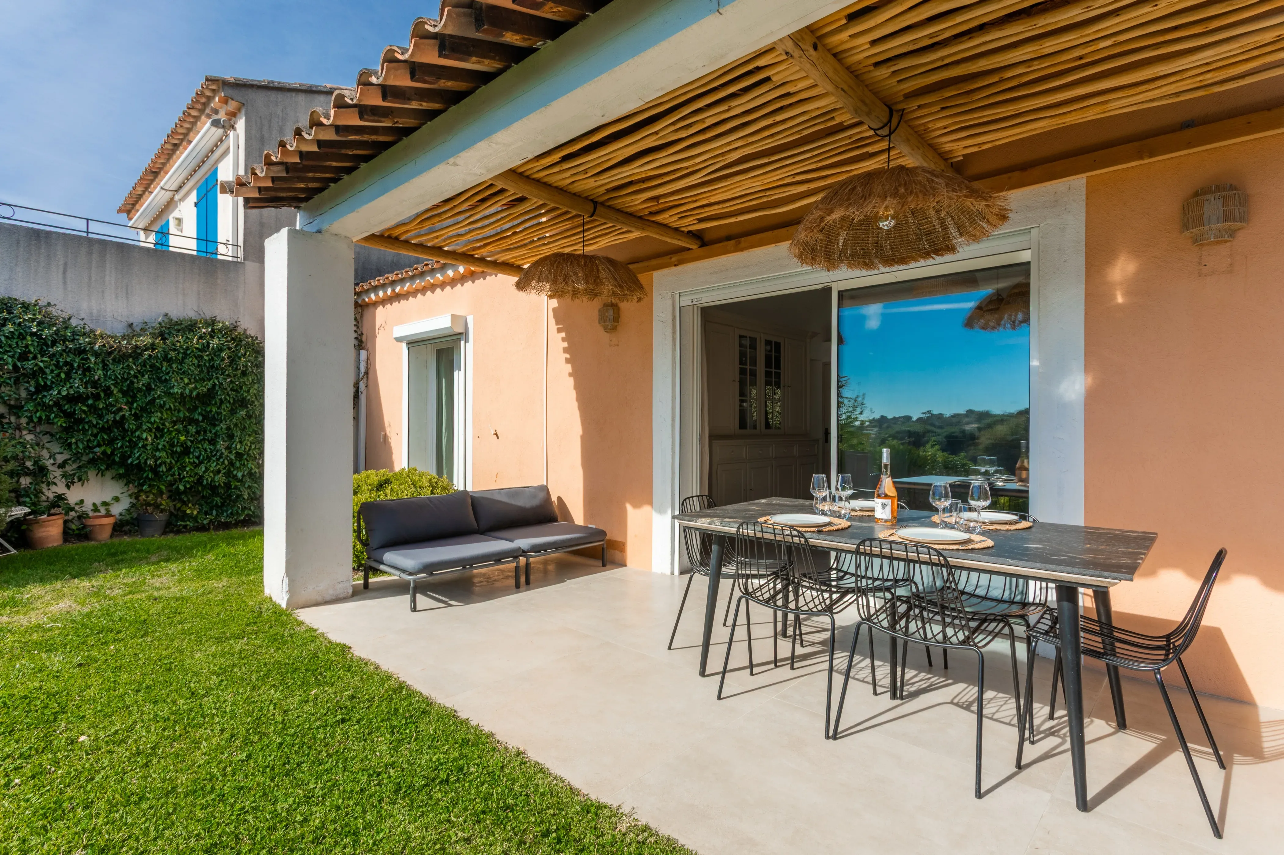 Terrasse ensoleillée pour profiter du jardin