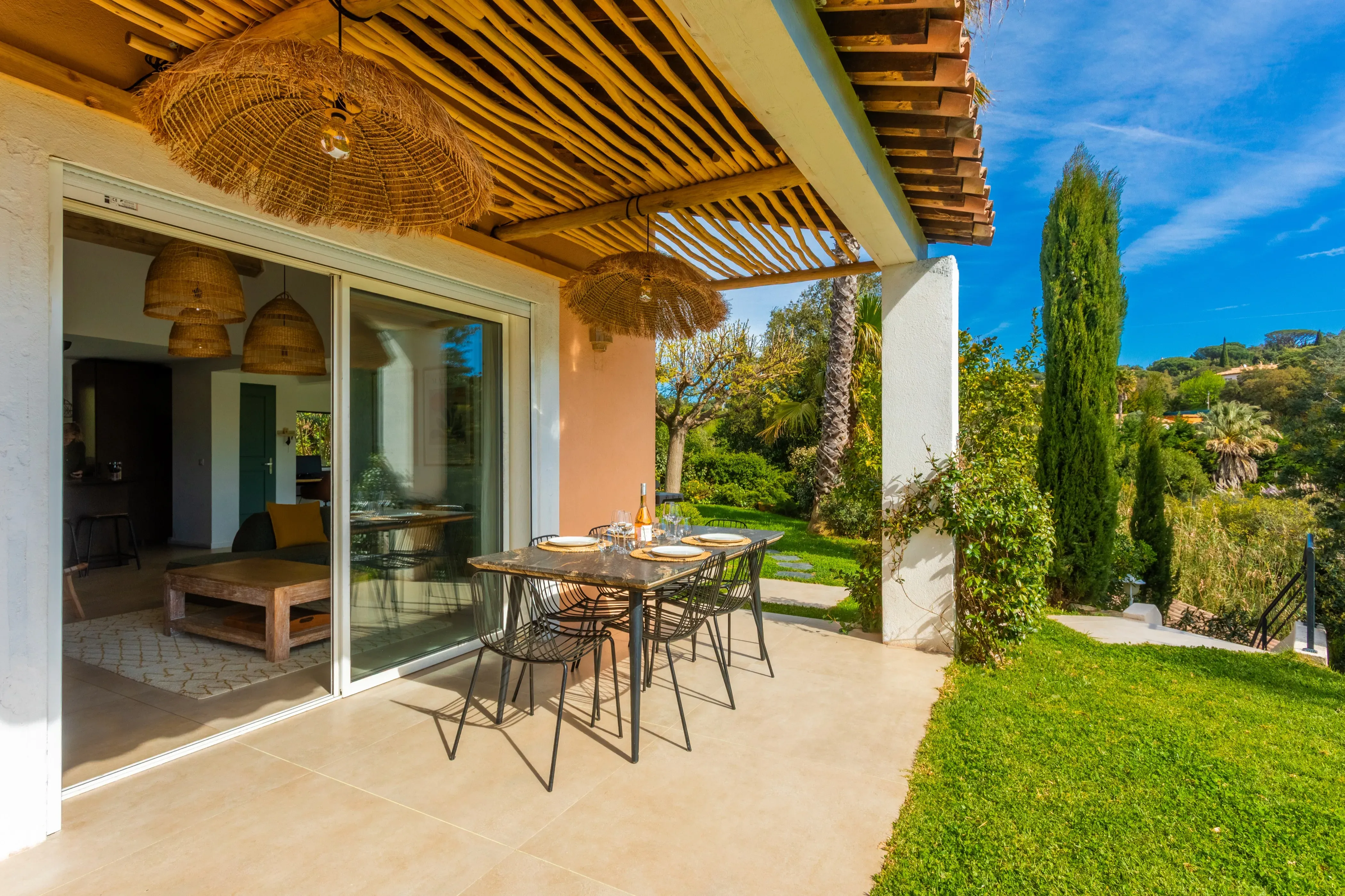Terrasse avec transats près de la piscine